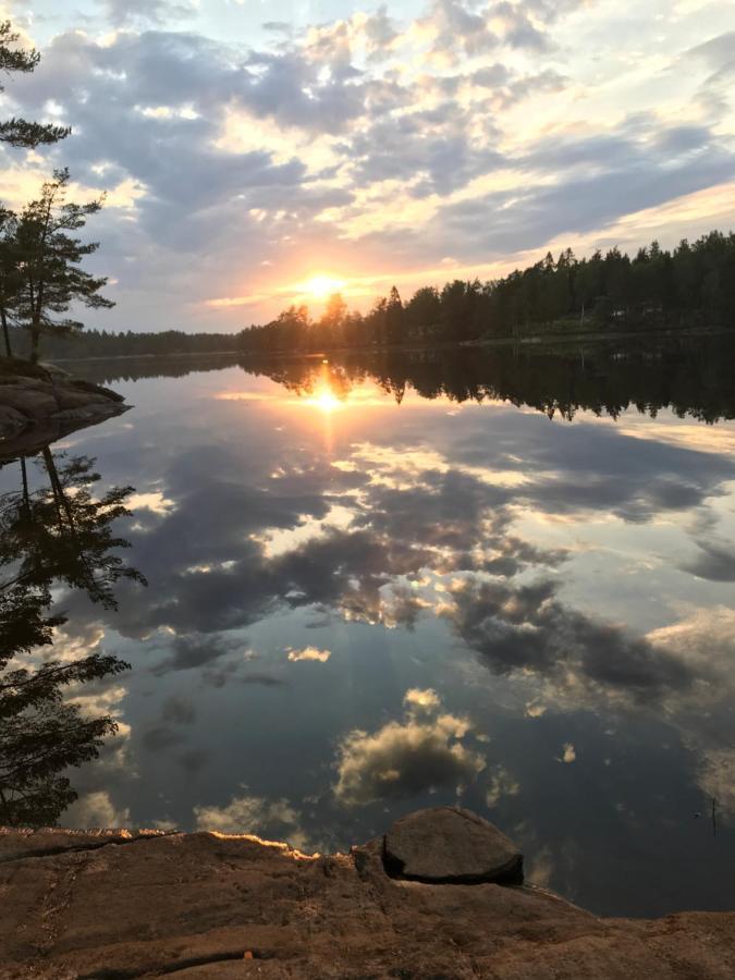 Bjoersjoeas Vildmark - Small Camping Cabin Close To Nature Olofstorp Екстериор снимка